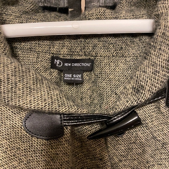 Woman’s Shawl/Cape - Picture 3 of 4